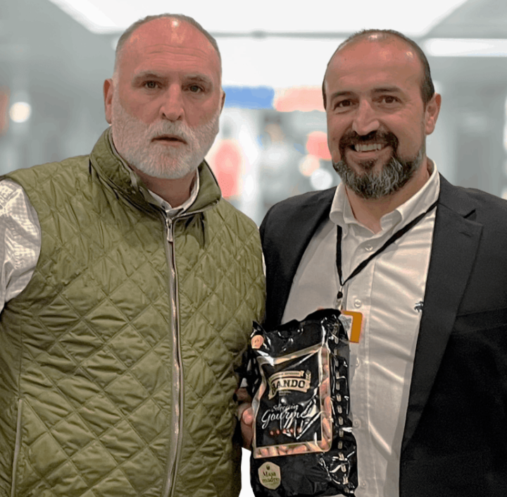 Foto del Chef José Andrés con Kiko Doblado de Panadería Obando y una paquete de picos Gourmet