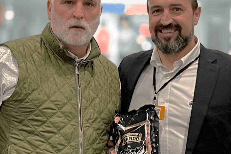chef-jose-andres-group-panaderia-obando Foto del Chef José Andrés con Kiko Doblado de Panadería Obando y una paquete de picos Gourmet
