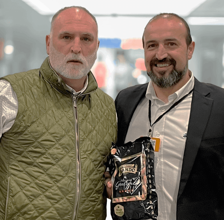 Foto del Chef José Andrés con Kiko Doblado de Panadería Obando y una paquete de picos Gourmet