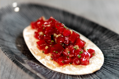 Una regañá de Panadería Obando con tacos de atún fresco que hacen un Maridaje Crujiente