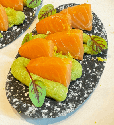 Tacos frescos de salmón sobre regañá gourmet dark_Acha