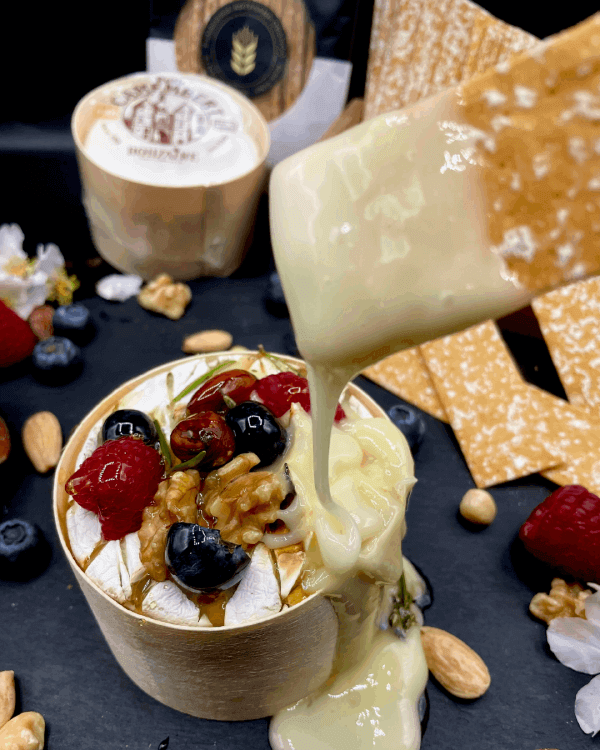 camembert fundido con láminas de pan cenas de verano